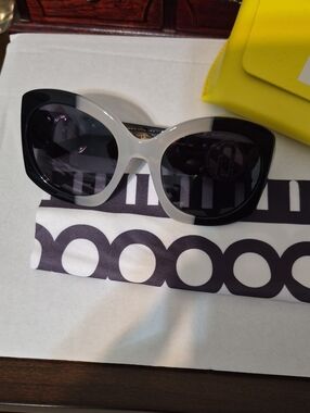 NWOT Marc Jacobs Two-Tone Black and White Cat Eye Sunglasses